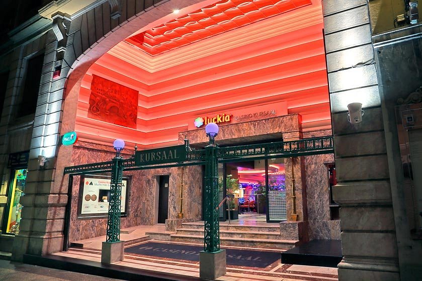 hall de entrada al luckia